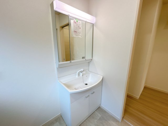 双葉郡楢葉町山田岡字松ノ口　中古住宅 陽当たり良好！ 4LDK 不動産プラスの独立洗面台|洗面台はパナソニック製に新品交換しました。三面鏡になっています。収納もしっかり付いているので使い勝手がいい洗面台です。
