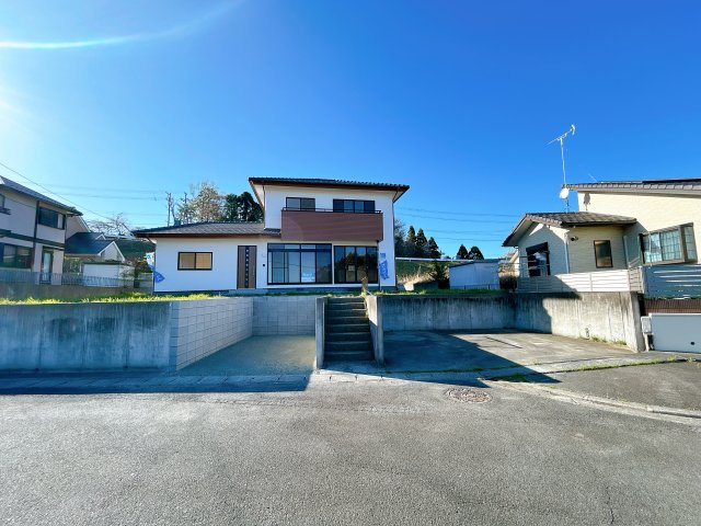 双葉郡楢葉町山田岡字松ノ口　中古住宅 陽当たり良好！ 4LDK 不動産プラスの前面道路含む現地写真|駐車場。1台分新設致します。現状駐車場並列2台ですが、1台分新設するため合計3台停めることができます。お友達や親戚の方がいらっしゃた時に安心して駐車することができます。