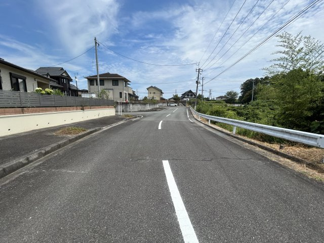 双葉郡楢葉町山田岡字松ノ口　中古住宅 陽当たり良好！ 4LDK 不動産プラスの前面道路含む現地写真|前面道路。道路は幅員が約7ｍのため車のすれ違いは難なくすることができます。