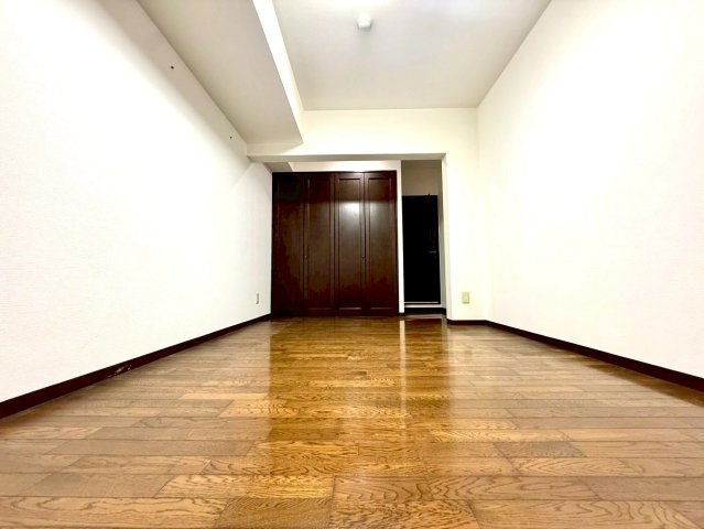 シンフォニックヒルズふれあいの街　3号棟の洋室|落ち着いた色調でまとめられた洋室は、ゆったりとした時間を過ごせるプライベート空間として最適です。