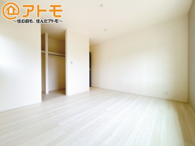 【子供部屋】 | 駿東郡小山町菅沼　新築一戸建て　1号棟 | 収納豊富な洋室は使い勝手良好です！