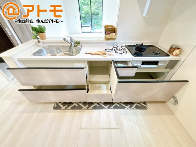 【キッチン】 | 駿東郡小山町菅沼　新築一戸建て　1号棟 | リビングで遊ぶお子様にも目が届く、安心感で選ぶなら対面キッチン♪