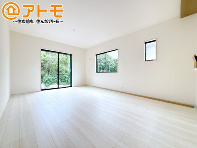 【居間・リビング】 | 駿東郡小山町菅沼　新築一戸建て　1号棟 | 広々と開放的なLDKは、家族が自然と集まる広さ♪お子様のリビング学習にもピッタリ♪