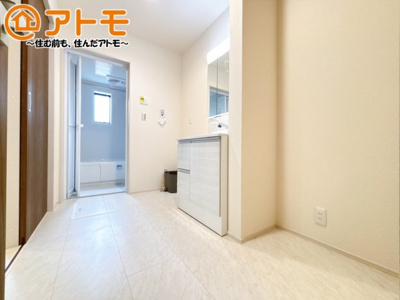 【独立洗面台】 | 駿東郡小山町菅沼　新築一戸建て　1号棟 | 収納豊富な３面鏡の洗面化粧台は使い勝手良好♪