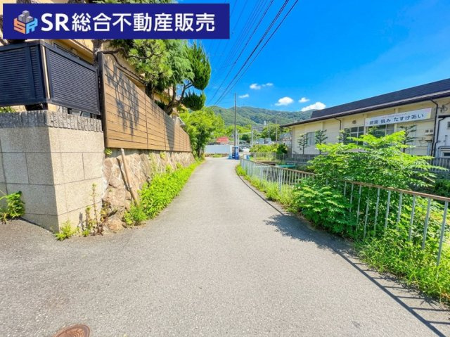 日下町2丁目中古戸建の前面道路含む現地写真|住環境充実♪スーパーやドラッグストアが徒歩10分圏内にあります☆