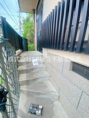 日下町2丁目中古戸建の玄関|リフォームローンも合わせて住宅ローンに組み込む事ができます！
まずは、ご相談下さいませ！