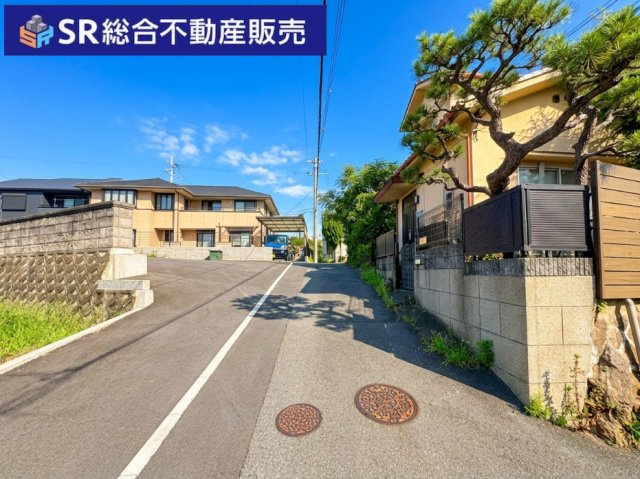 日下町2丁目中古戸建の前面道路含む現地写真|リフォーム施工を弊社はローコストでハイクオリティーを実現♪（写真5枚目以降参照）昨今の世界情勢の影響を受けずに工務店との関係を強化し、材料確保・納期の遅れなし！他社様との相見積もり大歓迎です！