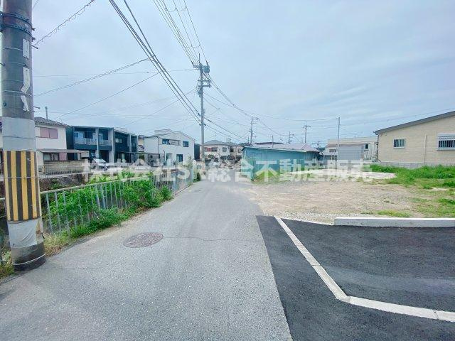 日下町2丁目中古戸建の前面道路含む現地写真|弊社は住宅ローンに自信あり。
様々にリフォームプランもローンに組み込んでご提案致します！
