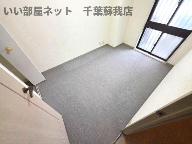 キャッスル蘇我の寝室|広くて明るい寝室