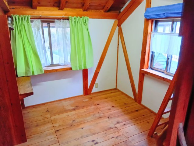 売中古戸建　富士市大淵の洋室|多方向から光が差し込む明るい洋室です。換気もしっかり出来ますね。