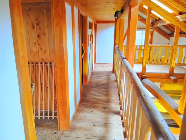 売中古戸建　富士市大淵の内装|吹抜けで天窓があるので室内の明るさを確保できます。