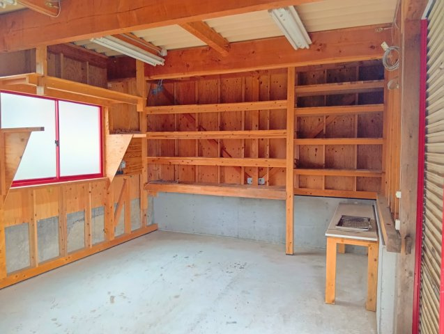 売中古戸建　富士市大淵の設備|ガレージ内装です。収納棚付きで色々な用途に使う事が出来ます。