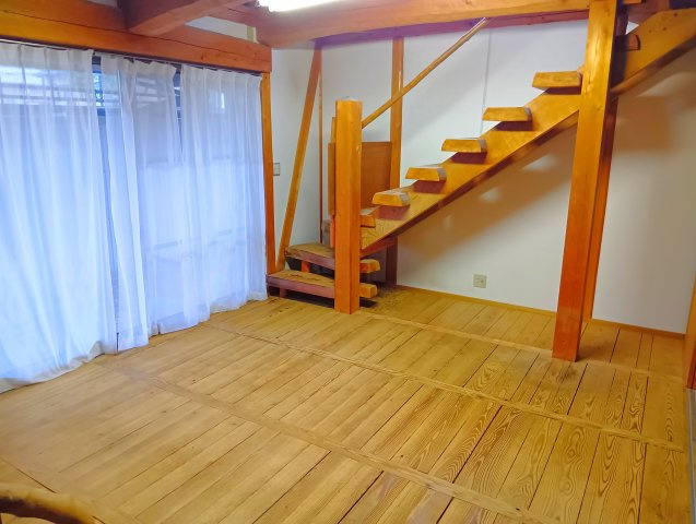 売中古戸建　富士市大淵の居間・リビング|リビング階段です。家族とのコミュニケーションもとりやすいですね。