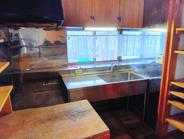 売中古戸建　富士市大淵のキッチン|窓のあるキッチンです。シンク上には収納があります。
