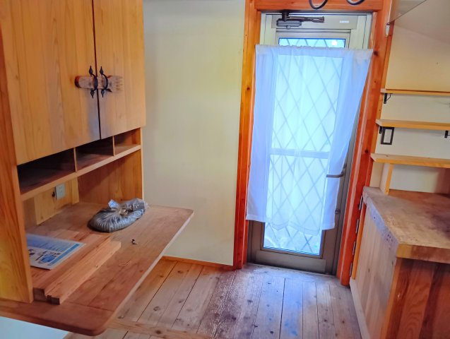 売中古戸建　富士市大淵の設備|すりガラスの勝手口なので室内に自然な光が差し込みますね。