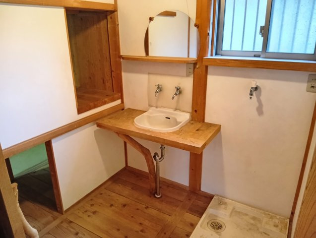売中古戸建　富士市大淵の独立洗面台|お手入れのしやすいシンプルな洗面です。掃除用品などがまとめておける収納スペースがあります。