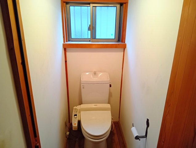 売中古戸建　富士市大淵のトイレ|窓から光が入る、明るいトイレです。
