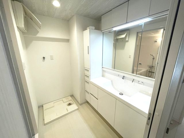 鐘紡夙川台マンションの独立洗面台|ゆとりの洗面スペースで朝の身支度も快適スムーズに。３面鏡で髪のセットやお化粧もストレスなくこなせ、朝から気分良く通勤通学に向かえそうですね！鏡の裏にはたっぷりと収納スペースを標準装備！
