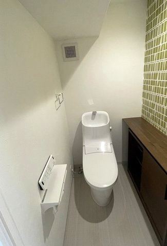 鐘紡夙川台マンションのトイレ|節水型でエコなトイレには、今では当たり前のウォシュレット付き。
