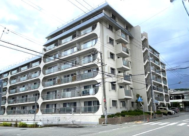 鐘紡夙川台マンションの外観|2024年1月大規模修繕工事実施済
