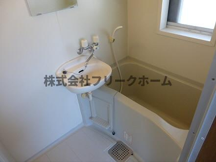 三鷹市牟礼４丁目のアパートの浴室