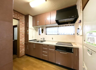 【キッチン】 | 大津市稲津３丁目　中古戸建 | キッチンスペースには明るい窓があり、手元が明るく料理が出来ます。