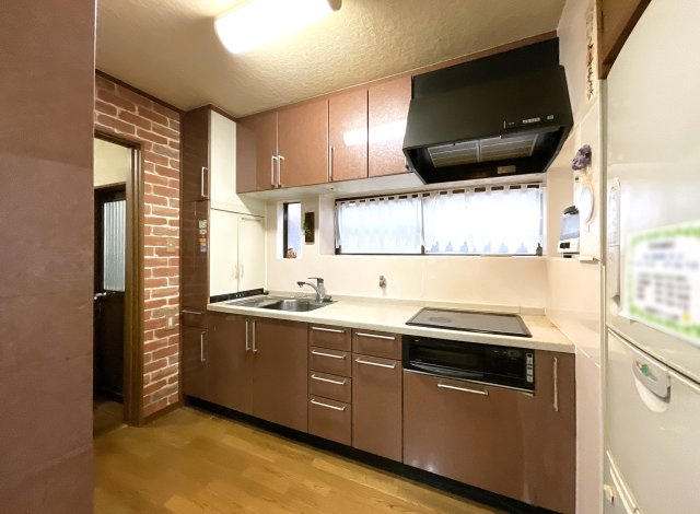 【キッチン】 | 大津市稲津３丁目　中古戸建 | キッチンスペースには明るい窓があり、手元が明るく料理が出来ます。