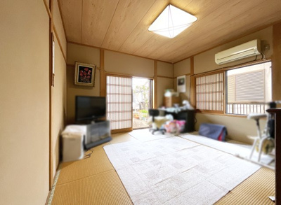 【和室】 | 大津市稲津３丁目　中古戸建 | 《和室8帖①》1階の西側にあるお部屋です。8帖の広さがあり２面採光で明るいお部屋です。