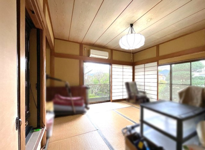 【和室】 | 大津市稲津３丁目　中古戸建 | 《和室8帖②》こちらも1階で東側にあるお部屋です。こちらの和室には縁側があり外はお庭が広がっています。