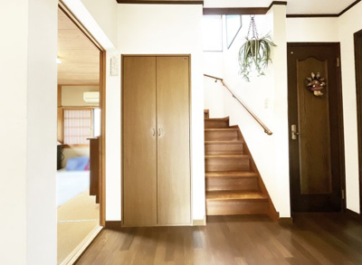 【内装】 | 大津市稲津３丁目　中古戸建 | 《玄関ホール》ホールにも収納があり荷物が多いご家庭は助かります。