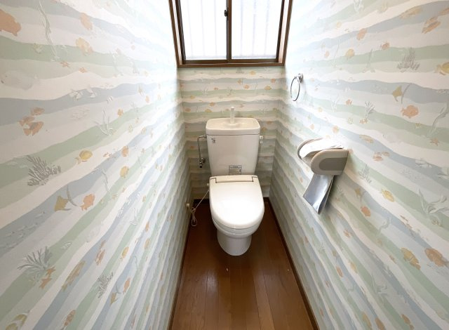 【トイレ】 | 大津市稲津３丁目　中古戸建 | トイレは1階と2階にあり、大変便利です。万が一の時でも安心ですね。