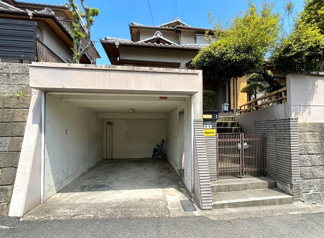 【駐車場】 | 大津市稲津３丁目　中古戸建 | シャッター付きの堀込ガレージで大切なお車を雨風から守ります《W2800・D4600・H1990》