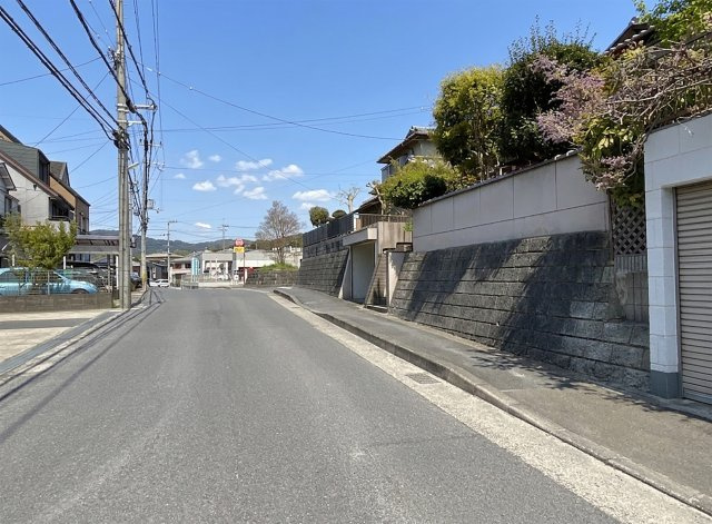 【前面道路含む現地写真】 | 大津市稲津３丁目　中古戸建 | 広い前道は6.4ｍの幅員があります。運転が苦手な方でも安心して駐車して頂けますね。