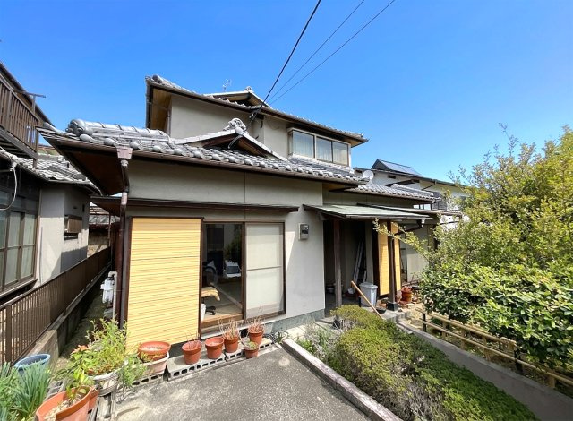 【外観】 | 大津市稲津３丁目　中古戸建 | 玄関の前には広いお庭があるので、小さいお子様がいらっしゃるご家庭にもおすすめです。