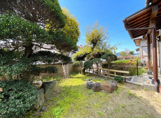【庭】 | 大津市稲津３丁目　中古戸建 | ガーデニングやバーベキューなど、ご家族が楽しめる広いお庭です。