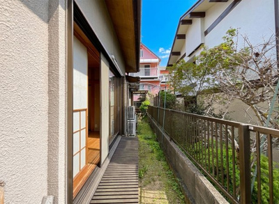 【その他】 | 大津市稲津３丁目　中古戸建 | お隣との距離も狭すぎず、余裕のある暮らしが実現します。