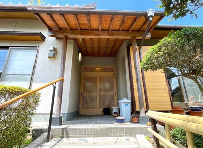 【玄関】 | 大津市稲津３丁目　中古戸建 | 玄関は引き違い扉なので、お引越しの時も家具などがラクに通りますね。