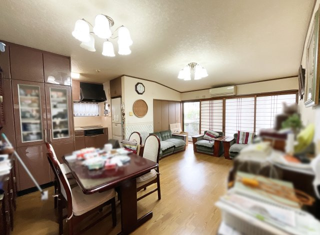 【居間・リビング】 | 大津市稲津３丁目　中古戸建 | LDKは15.6帖の広さ、東側には4枚の掃き出し窓があり明るく風通しのよい空間です。