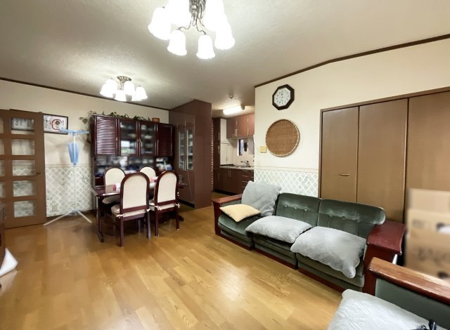 【居間・リビング】 | 大津市稲津３丁目　中古戸建 | リビングにクローゼットがあります。お部屋の荷物を整理出来るので助かりますね。