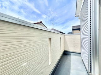 【バルコニー】 | 宇治市広野町尖山　中古戸建 | 【南西側バルコニー】南西・北西側にバルコニーがあり、それぞれの用途にあわせて洗濯物が干せます(^^♪