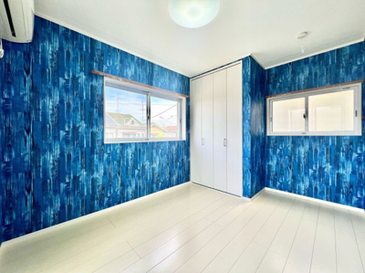 【洋室】 | 宇治市広野町尖山　中古戸建 | 【洋室約5.3帖】3方向に窓があり、とても明るいお部屋となっています。
青色の壁が落ち着いた雰囲気を演出してくれます。