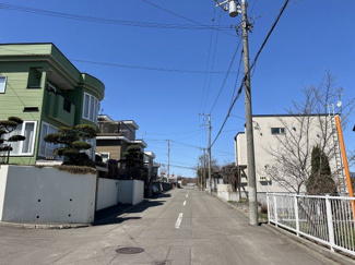 【前面道路含む現地写真】 | 手稲区富丘４-３ 一戸建 | 周辺は緑豊かな高台の住宅街です♪