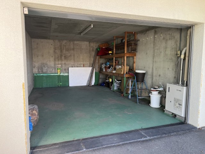 【駐車場】 | 手稲区富丘４-３ 一戸建 | 便利な電動シャッター付の車庫♪（入口高さ175ｃｍ程度）