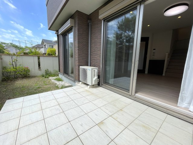 こんな家に住みたくないですか？私は住みたいです！ウチと交換してくれないかな、、、誰しもが思うこのレベル！周辺の住環境も景観も素晴らしき高級住宅地にある『都筑区牛久保西３丁目』リフォームの庭|テラスです