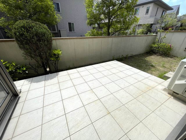 こんな家に住みたくないですか？私は住みたいです！ウチと交換してくれないかな、、、誰しもが思うこのレベル！周辺の住環境も景観も素晴らしき高級住宅地にある『都筑区牛久保西３丁目』リフォームの庭|BBQも楽しめるテラスです