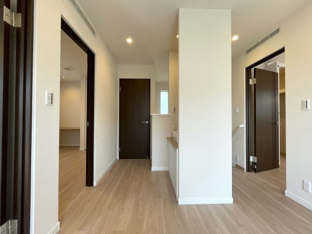 こんな家に住みたくないですか？私は住みたいです！ウチと交換してくれないかな、、、誰しもが思うこのレベル！周辺の住環境も景観も素晴らしき高級住宅地にある『都筑区牛久保西３丁目』リフォームの居間・リビング|こちらの居間で趣味の時間をお楽しみください