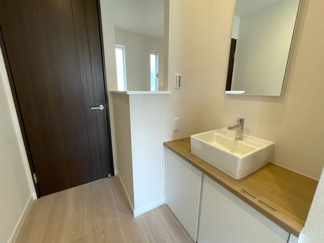こんな家に住みたくないですか？私は住みたいです！ウチと交換してくれないかな、、、誰しもが思うこのレベル！周辺の住環境も景観も素晴らしき高級住宅地にある『都筑区牛久保西３丁目』リフォームの洗面所|広い洗面スペース