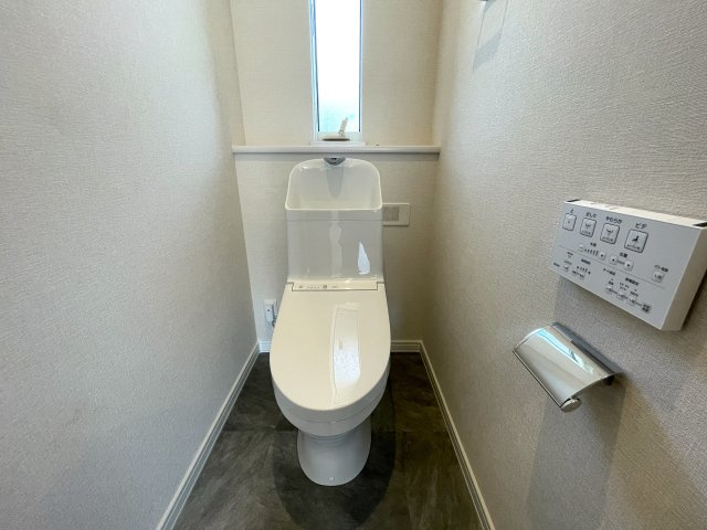 こんな家に住みたくないですか？私は住みたいです！ウチと交換してくれないかな、、、誰しもが思うこのレベル！周辺の住環境も景観も素晴らしき高級住宅地にある『都筑区牛久保西３丁目』リフォームのトイレ|トイレです