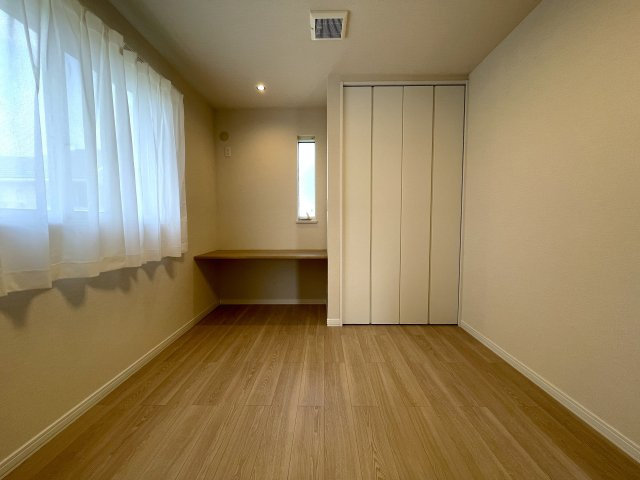 こんな家に住みたくないですか？私は住みたいです！ウチと交換してくれないかな、、、誰しもが思うこのレベル！周辺の住環境も景観も素晴らしき高級住宅地にある『都筑区牛久保西３丁目』リフォームの洋室|落ち着いた色調の洋室です