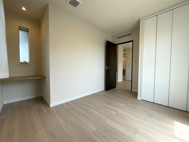 こんな家に住みたくないですか？私は住みたいです！ウチと交換してくれないかな、、、誰しもが思うこのレベル！周辺の住環境も景観も素晴らしき高級住宅地にある『都筑区牛久保西３丁目』リフォームの洋室|明るい洋室です